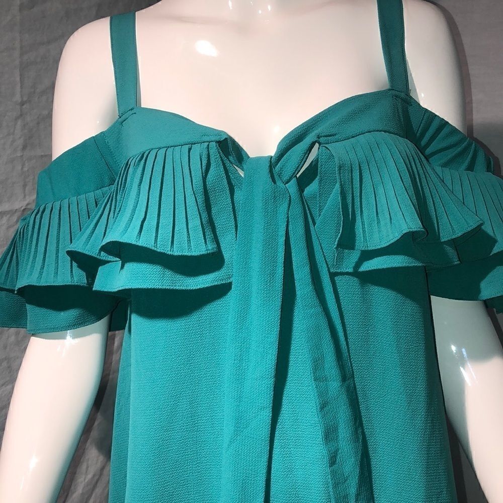 Entro Cold Shoulder Tunic - Picture 2 of 6